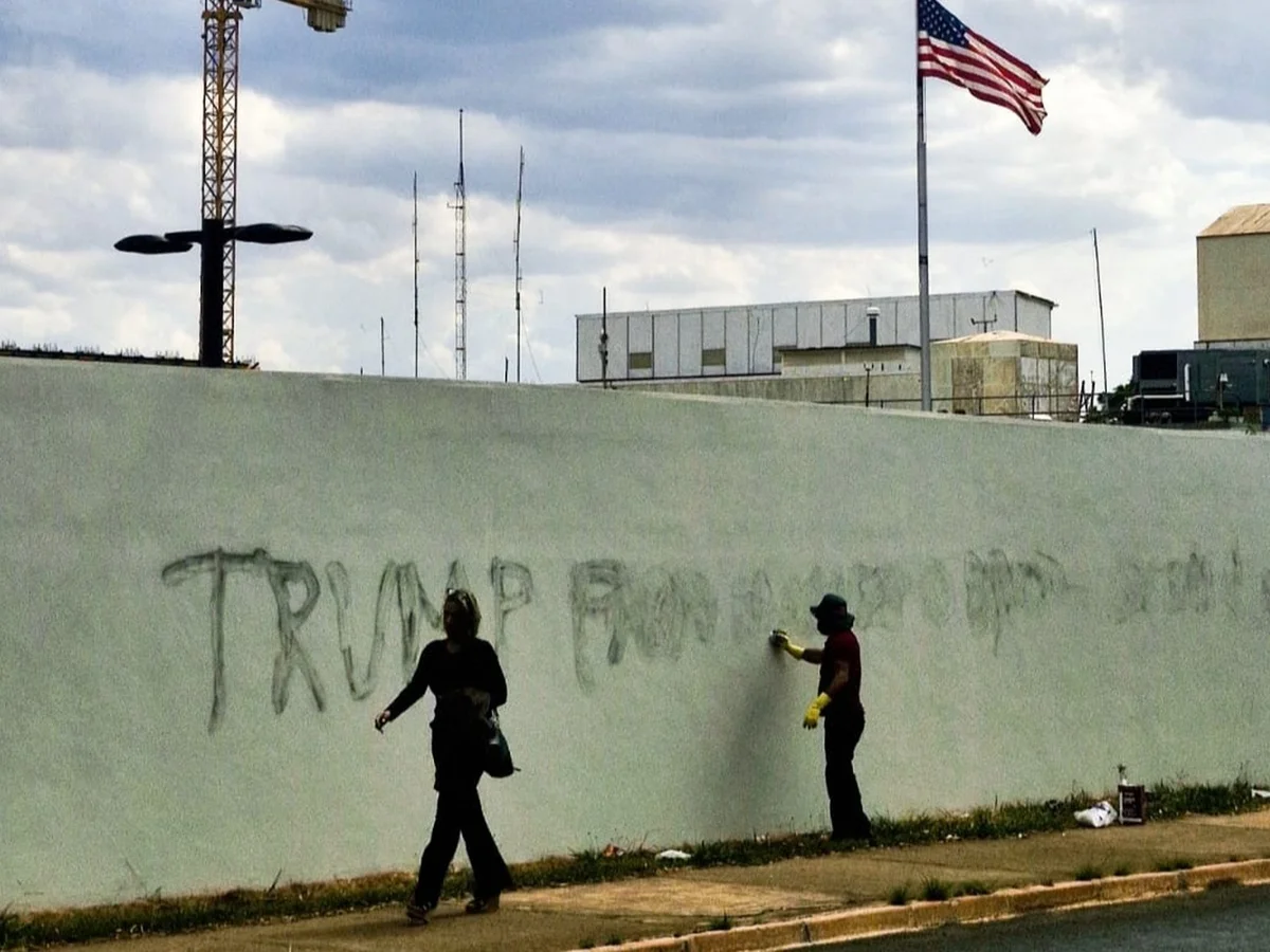 Embaixada dos EUA em Brasília volta a ser pichada em protesto contra Trump
