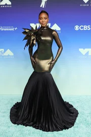VMA 2026: All black e brilhos dominam os visuais no tapete vermelho