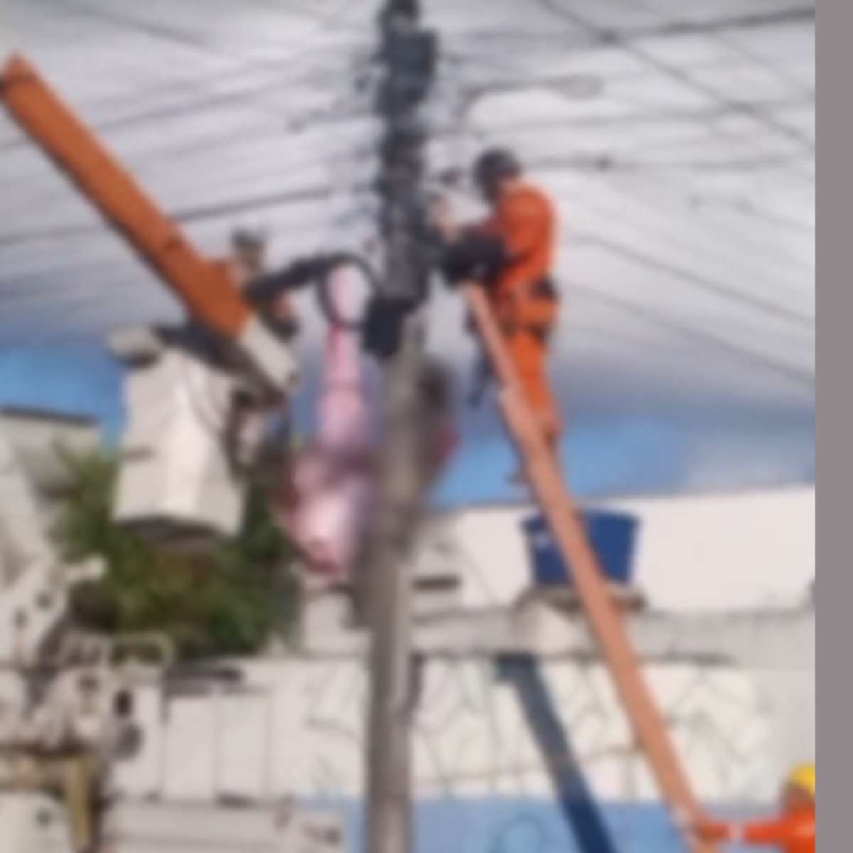 Homem morre em cima de poste e corpo fica preso à fiação em Olinda