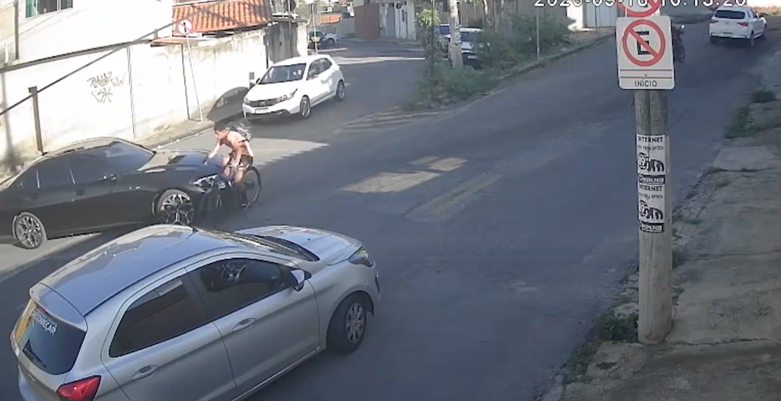 Adolescente em bicicleta é atropelado em BH; cidade tem em média três ciclistas atropelados por semana