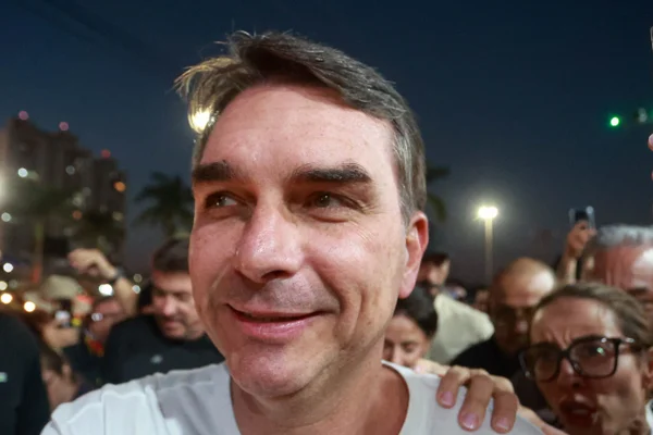 Flávio Bolsonaro diz que Lula "deve o seu mandato ao Alexandre de Moraes"