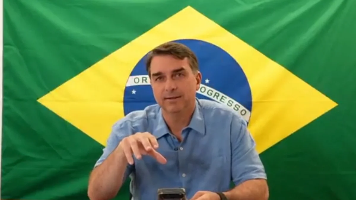 Flávio comenta julgamento no STF e diz que Lula dividiu poder com Moraes