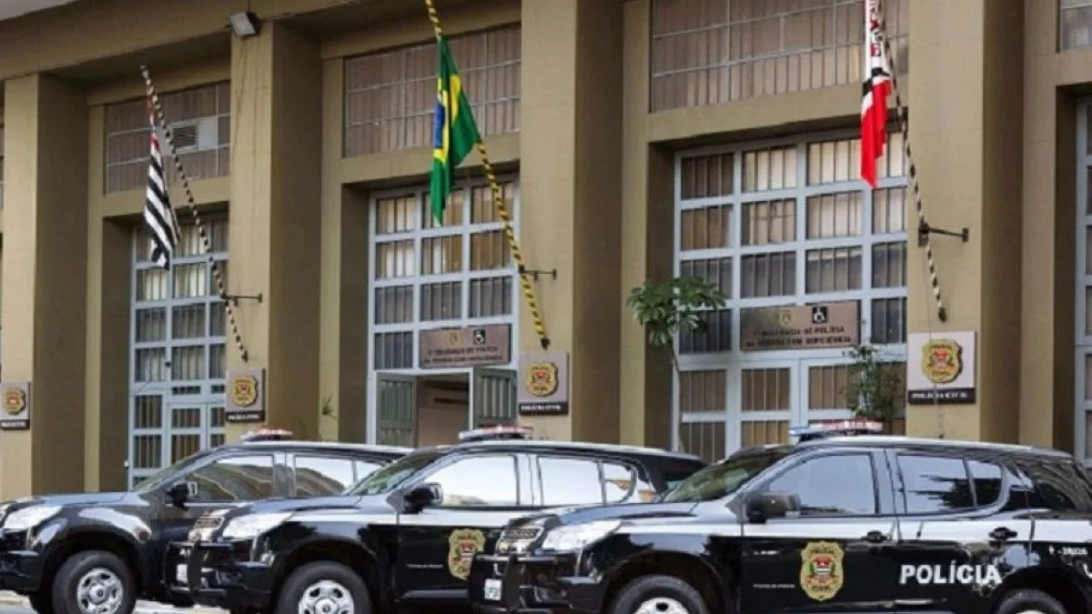 Homem confessa homicídio, deixa corpo de vítima dentro de geladeira e foge
