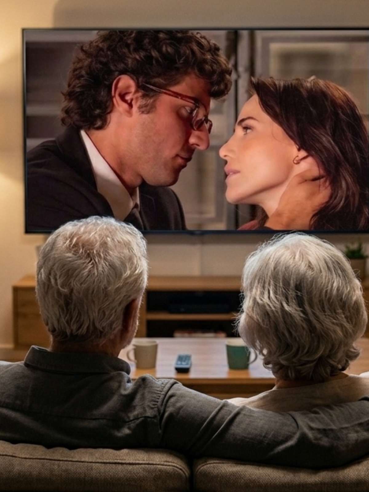 TV brasileira completa 76 anos desprezando os mais velhos enquanto tenta desesperadamente seduzir os jovens