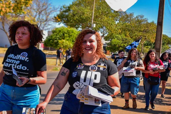 Samara Mineiro faz campanha na Rodoviária e celebra resultado de pesquisa