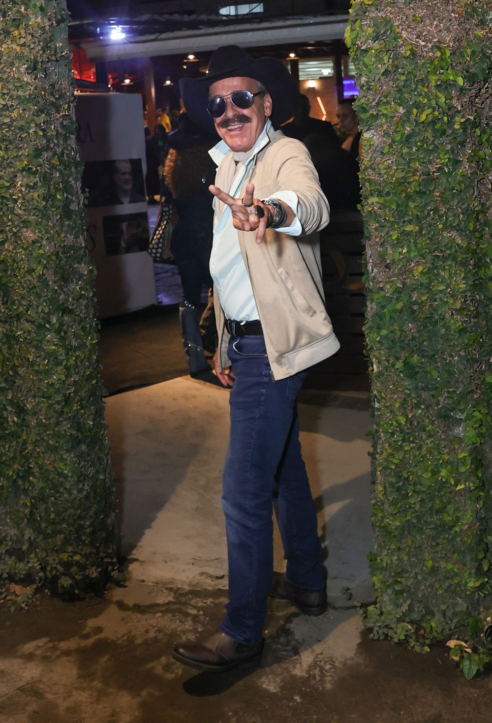 'Quem Ama Cuida': elenco capricha em looks para assistir centésimo capítulo da novela