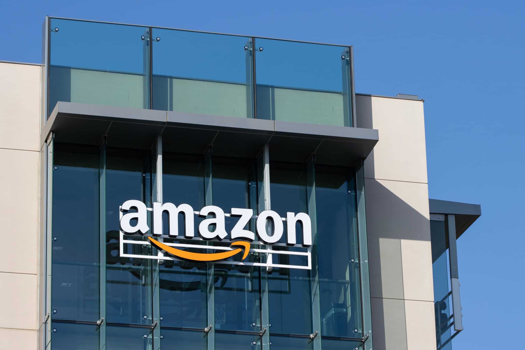Logo da Amazon em uma fachada