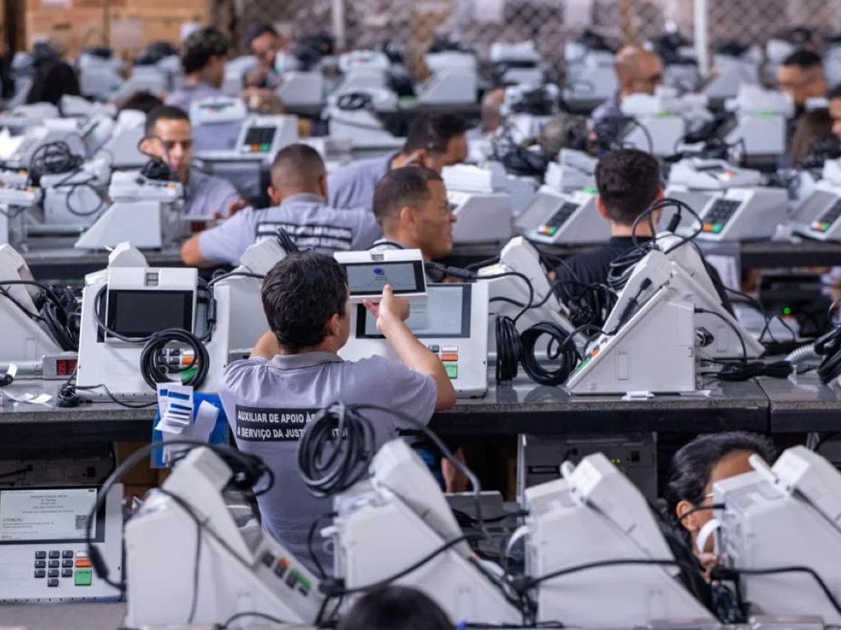 TRE-DF inicia carga e lacração de mais de 6 mil urnas para eleições