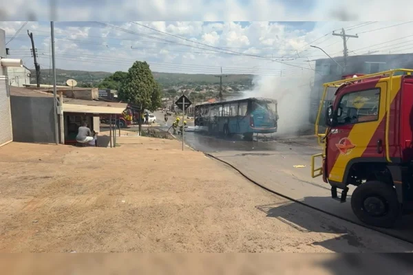 Ônibus pega fogo e chamas atingem comércio de município no Entorno do DF
