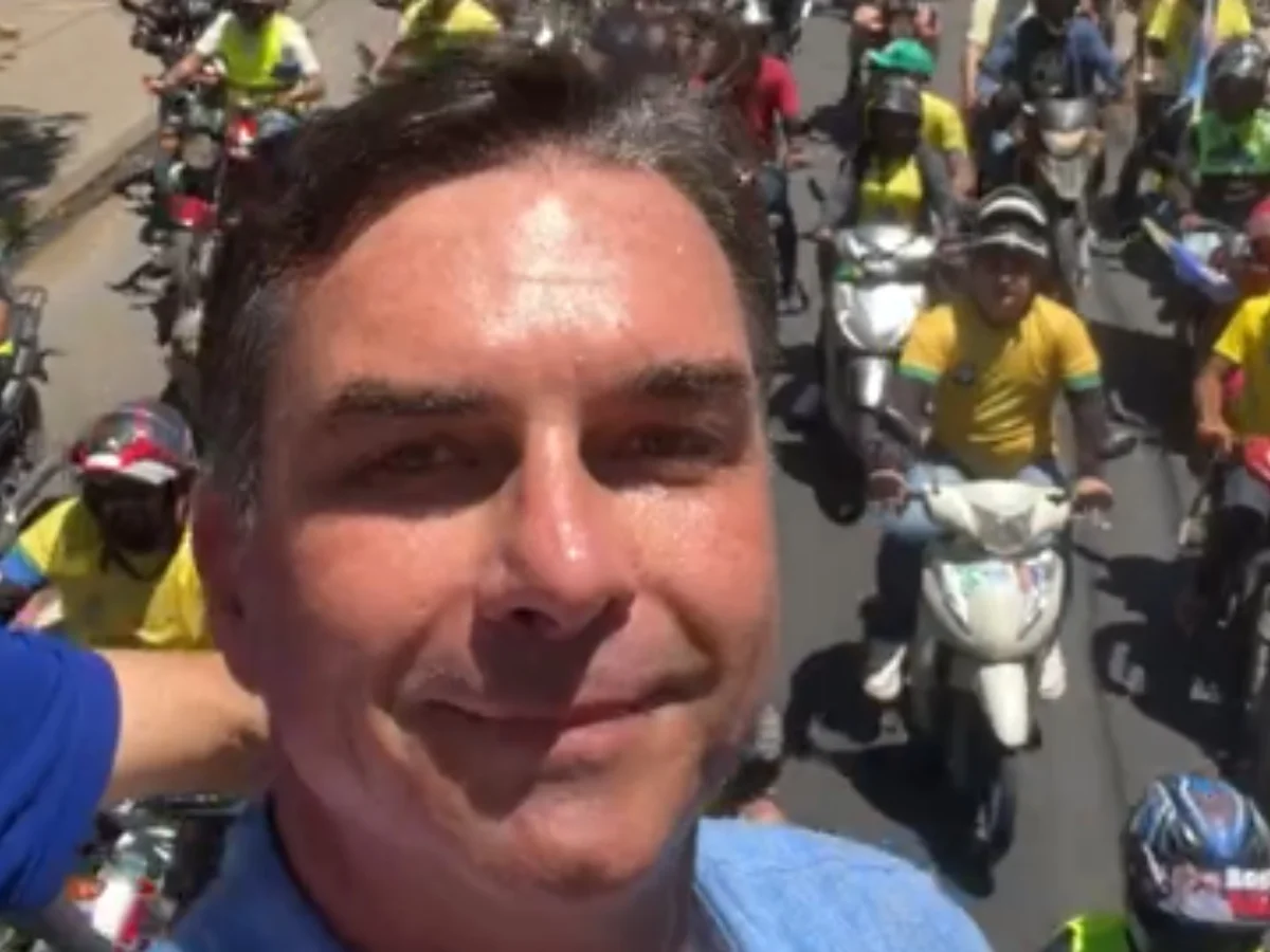 Flávio Bolsonaro participa de ato no Ceará e fala em "libertar o Supremo"