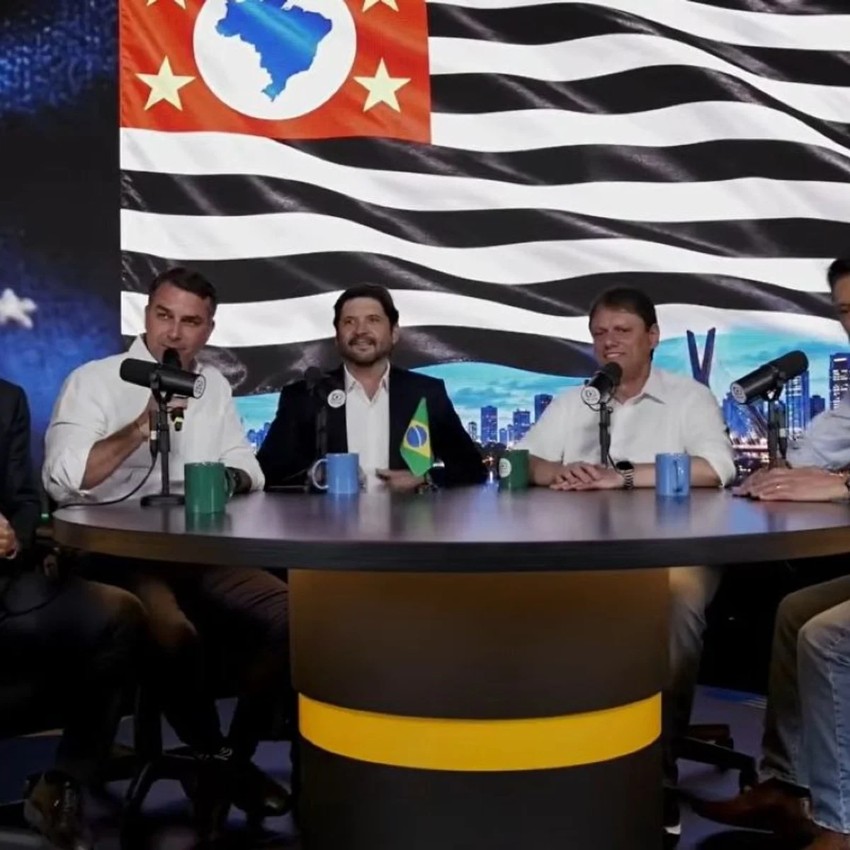 Tarcísio faz live com Flávio e diz que “antipetismo” aparecerá na urna