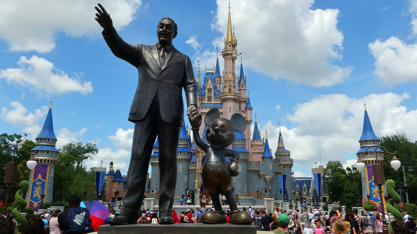 UCF Knights anunciam acordo de patrocinação no capacete incrivelmente alinhado com a marca com o Walt Disney World