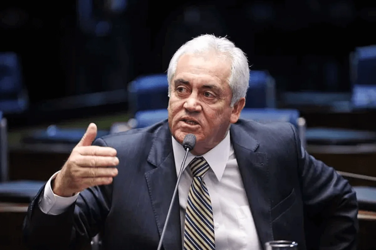 Imagem colorida do senador Otto Alencar discursando no Senado