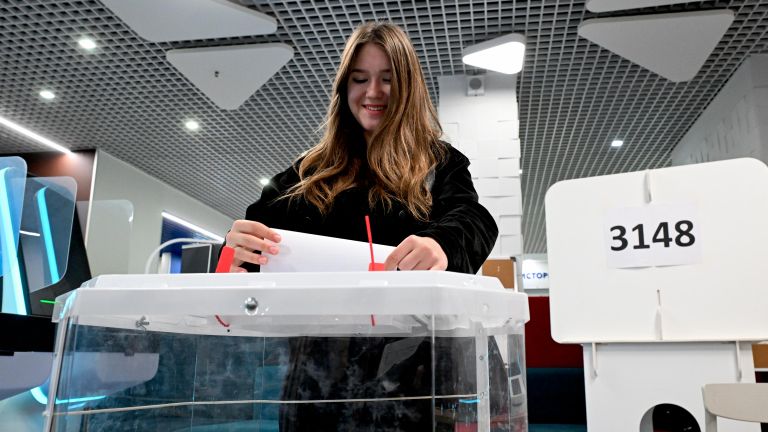 Quatro seções para votação nas eleições para a Duma Estatal abriram na Quirguistão