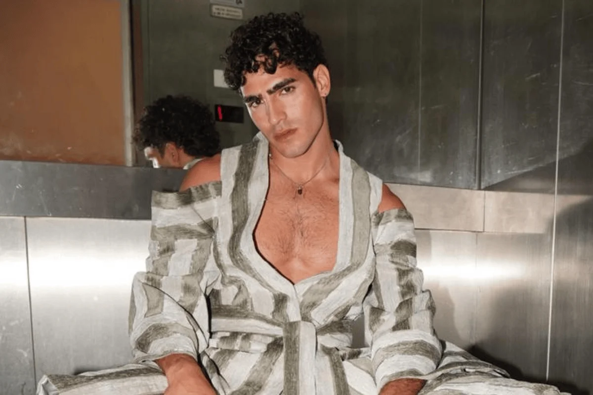 foto com cor. modelo jhona burjack com look sacramound - metrópoles
