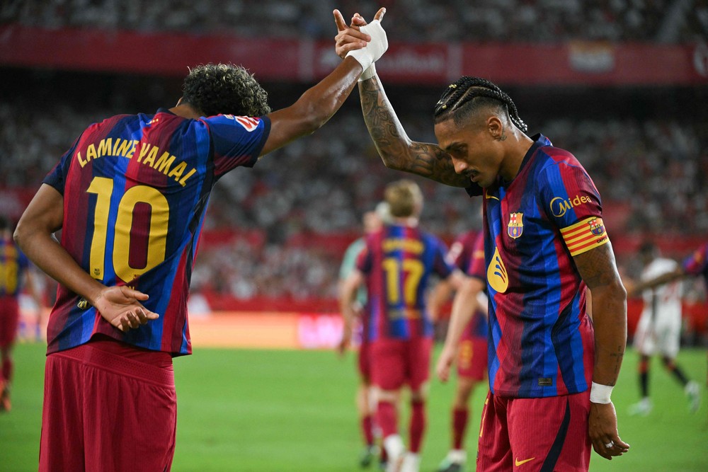 Yamal e Raphinha fazem clássica comemoração pelo Barcelona — Foto: JORGE GUERRERO / AFP