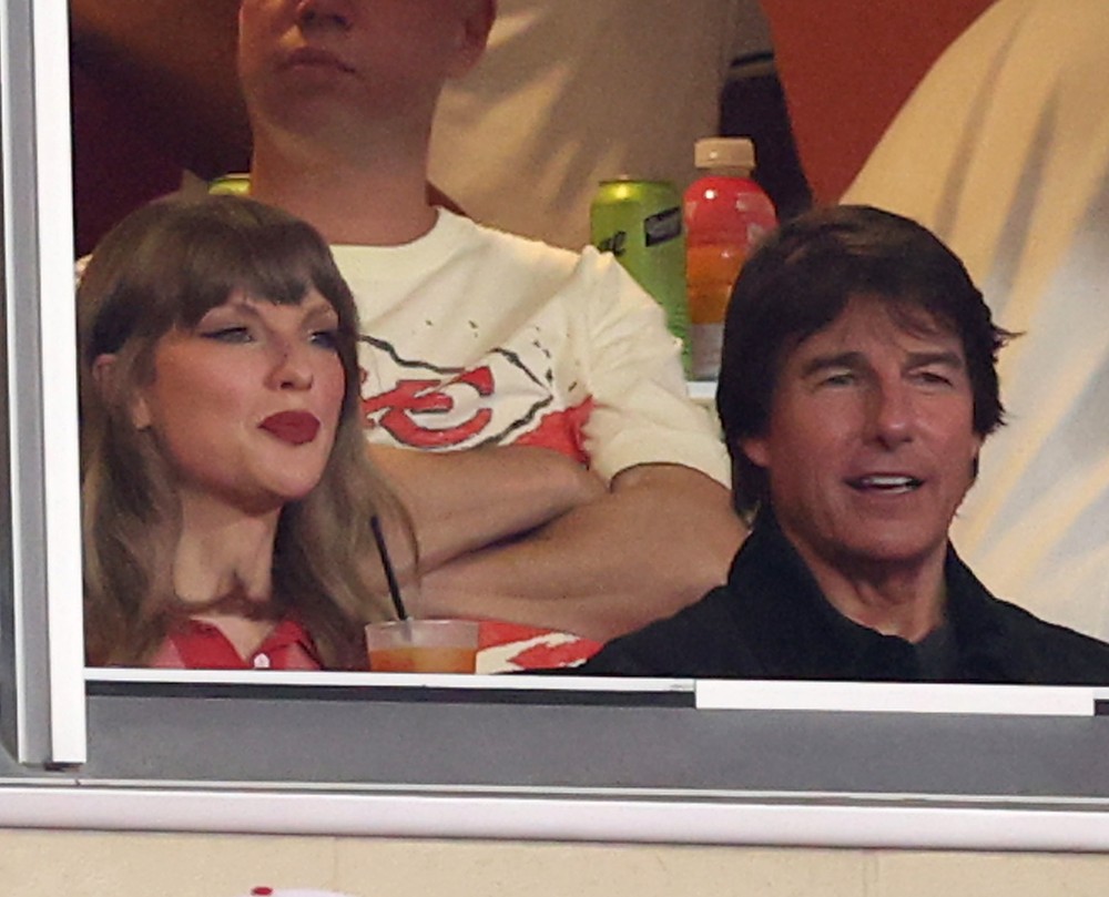 A cantora Taylor Swift e o ator Tom Cruise assistem ao jogo entre o Kansas City Chiefs e o Denver Broncos no Arrowhead Stadium em 14 de setembro de 2026 — Foto: Getty Images