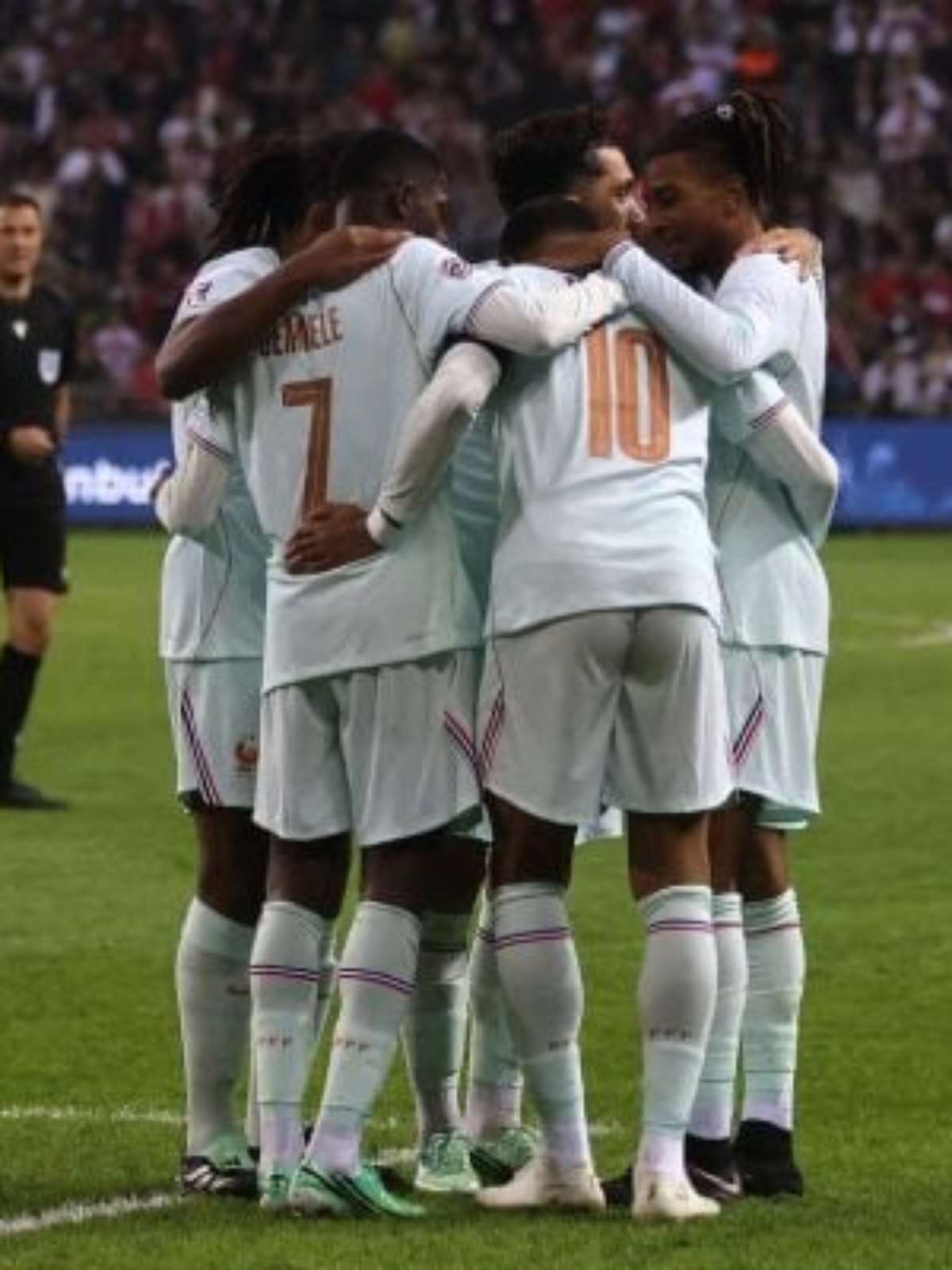 Mbappé marca, sai lesionado e França vence Turquia na estreia de Zidane
