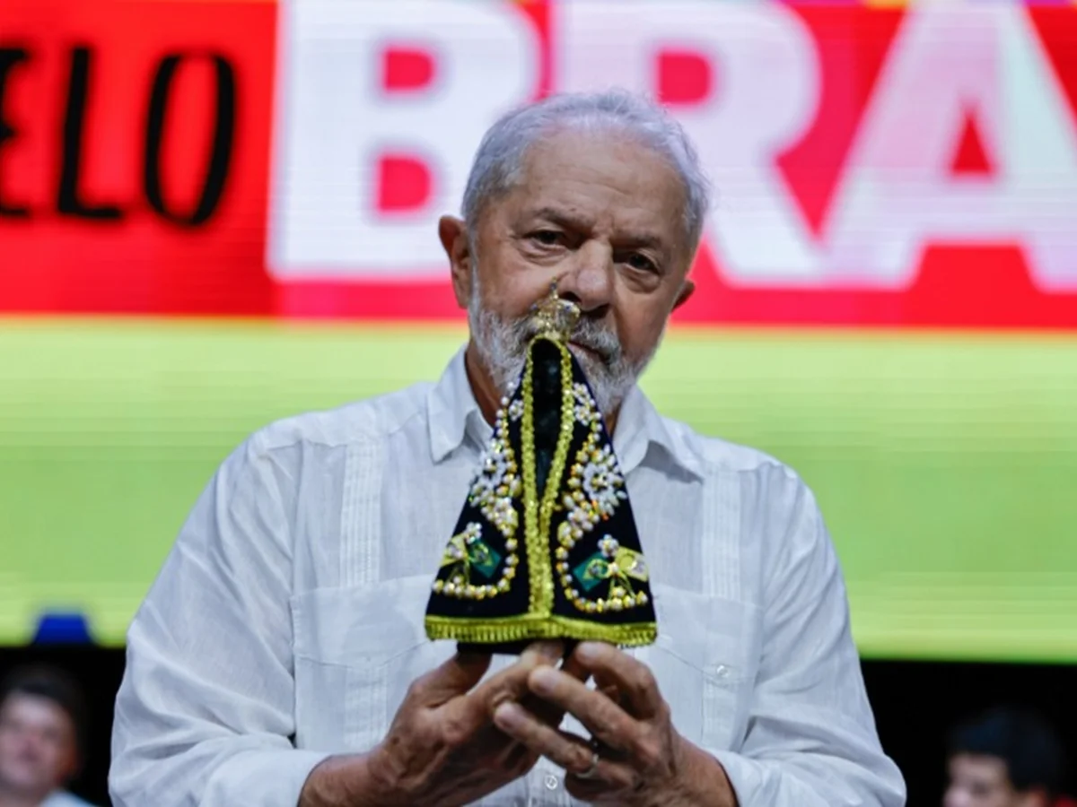 Em meio à polêmica, Janja posta foto de Lula com imagem de Nossa Senhora