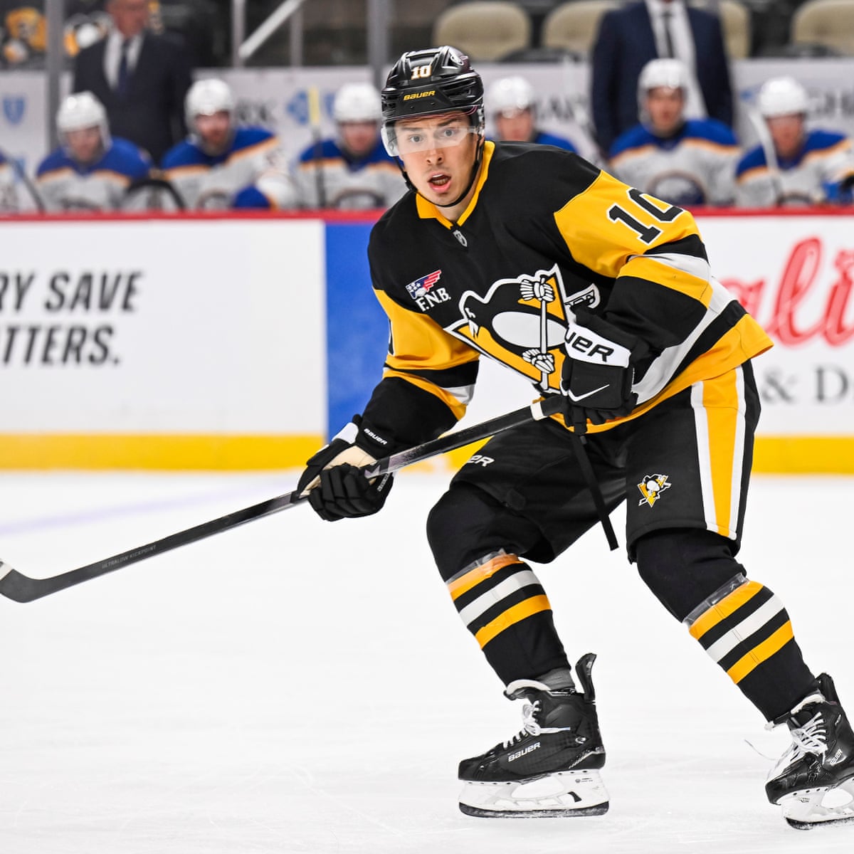 O jogador Andrei Kuzmenko da NHL se afasta do time após o pai ser morto em um ataque de urso na Sibéria.