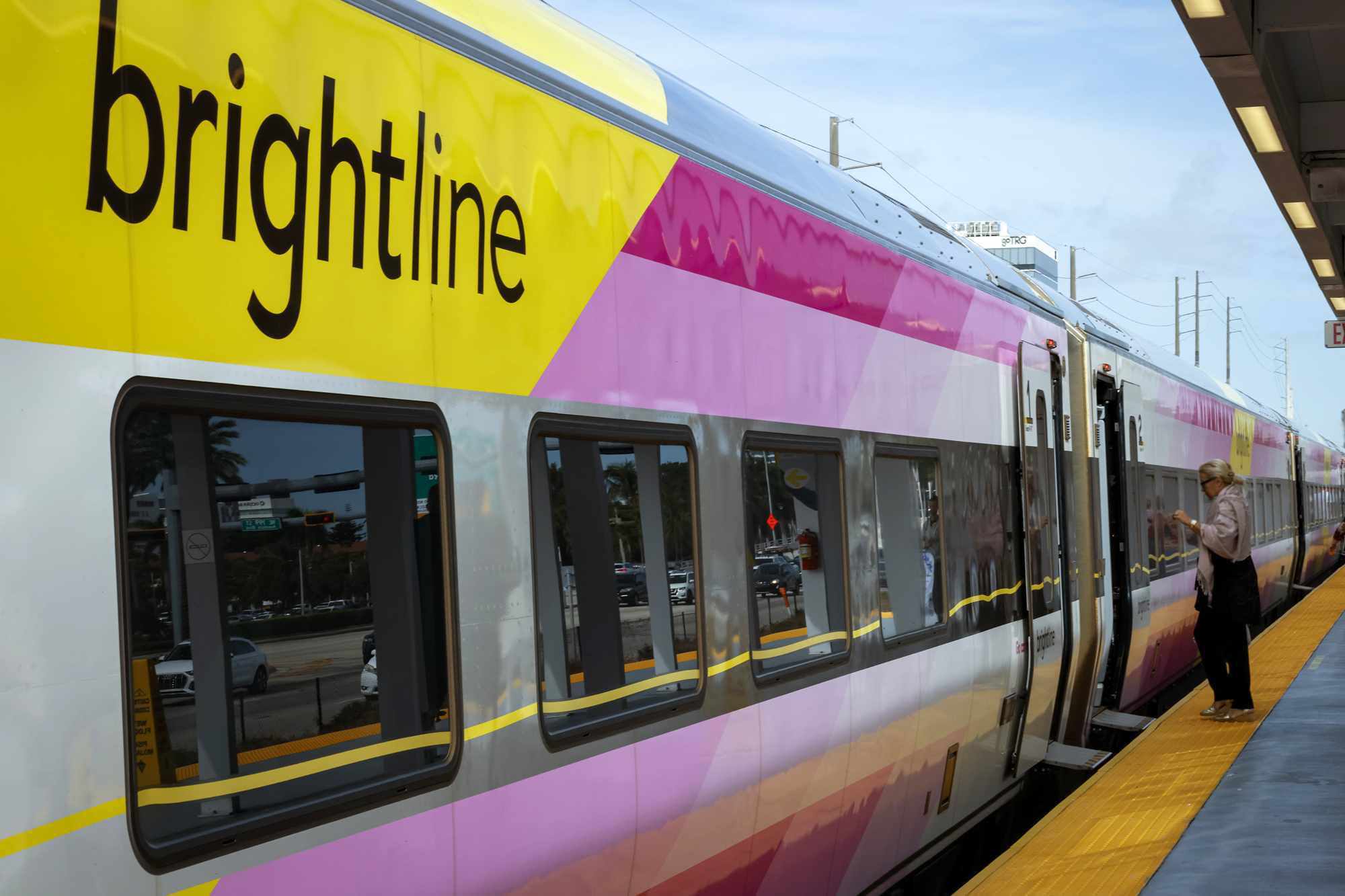 Trem Brightline Abalado que Prometia Ferrovia de Alta Velocidade Entrará em Falência Após Múltiplas Mortes: Relatos