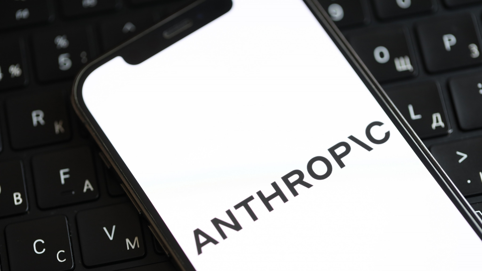Imagem da matéria: CEO da Anthropic pede freio na IA e alerta que tecnologia pode dominar a internet