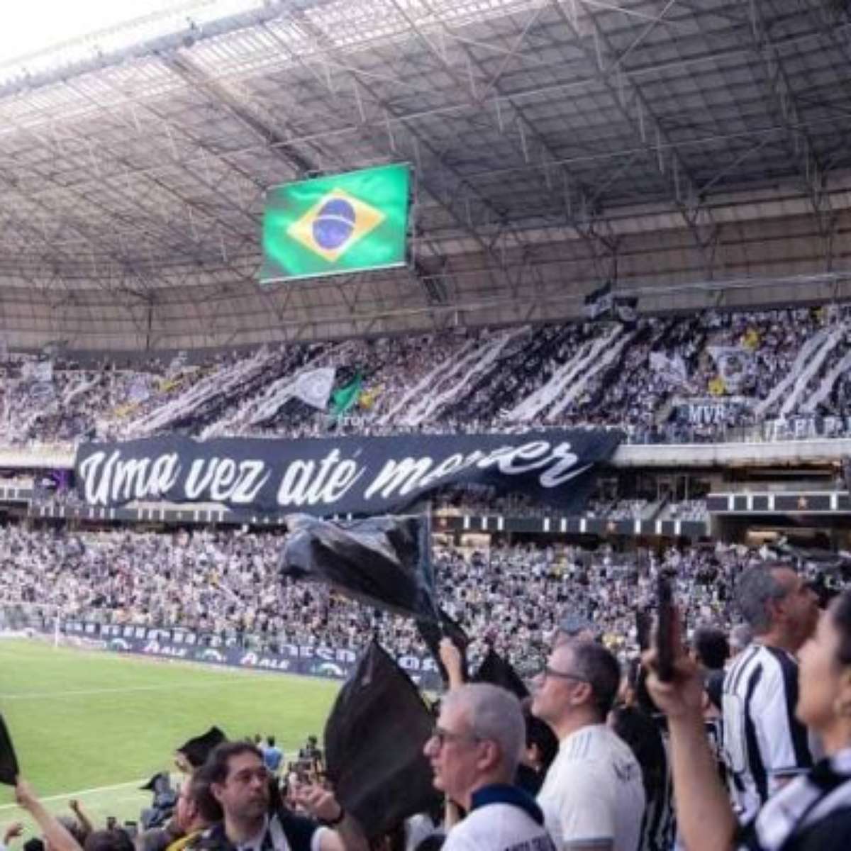 Torcedores do Atlético vaiam Neymar e protestam na Arena MRV