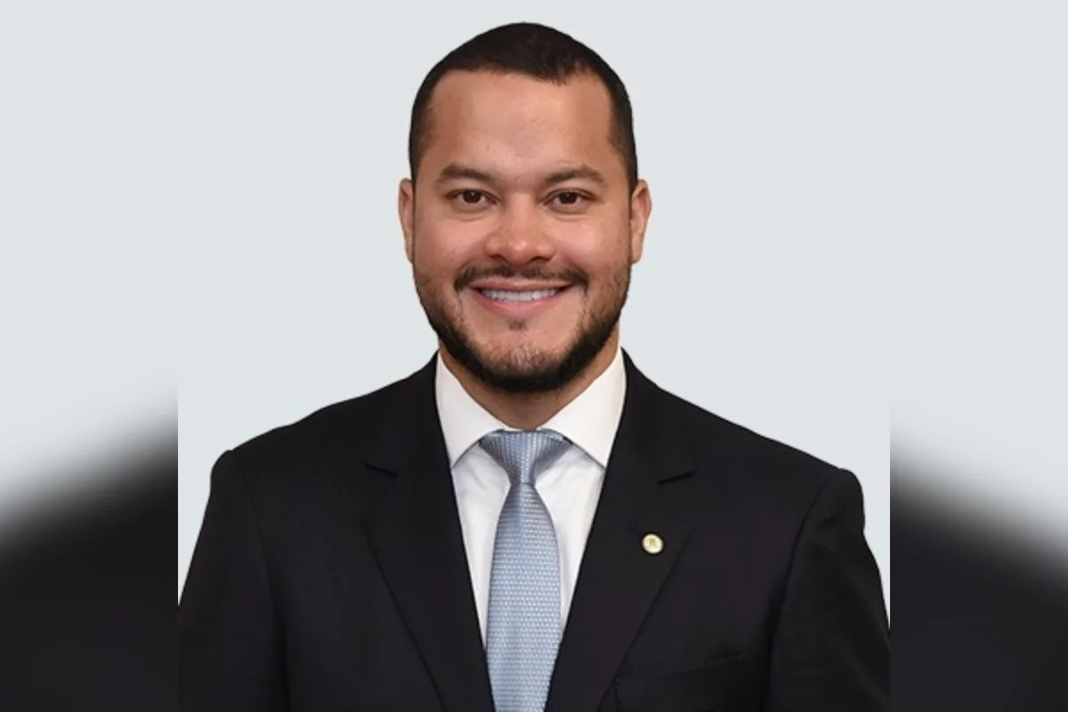 Deputado federal Adail Filho é alvo da PF por fraudes em contratos públicos