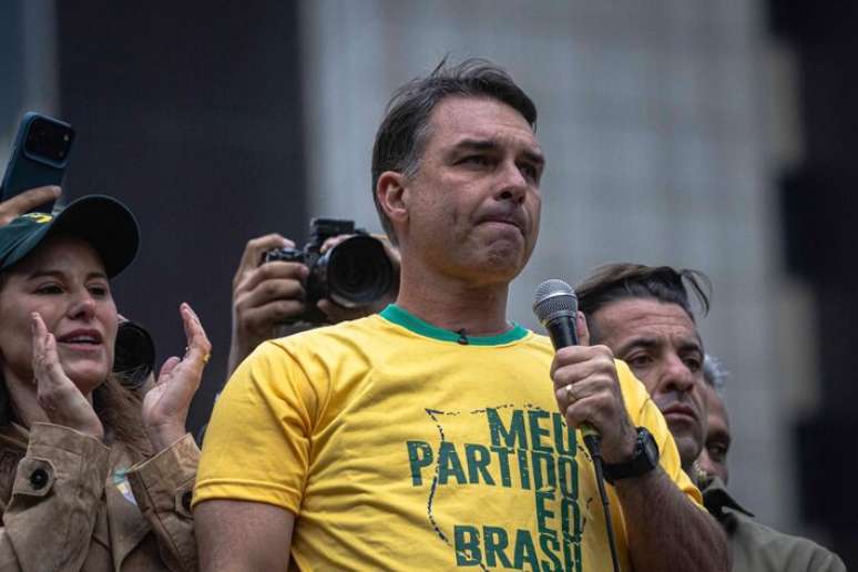 Flávio Bolsonaro defende manutenção de apostas esportivas, mas fala em por fim ao jogo do tigrinho