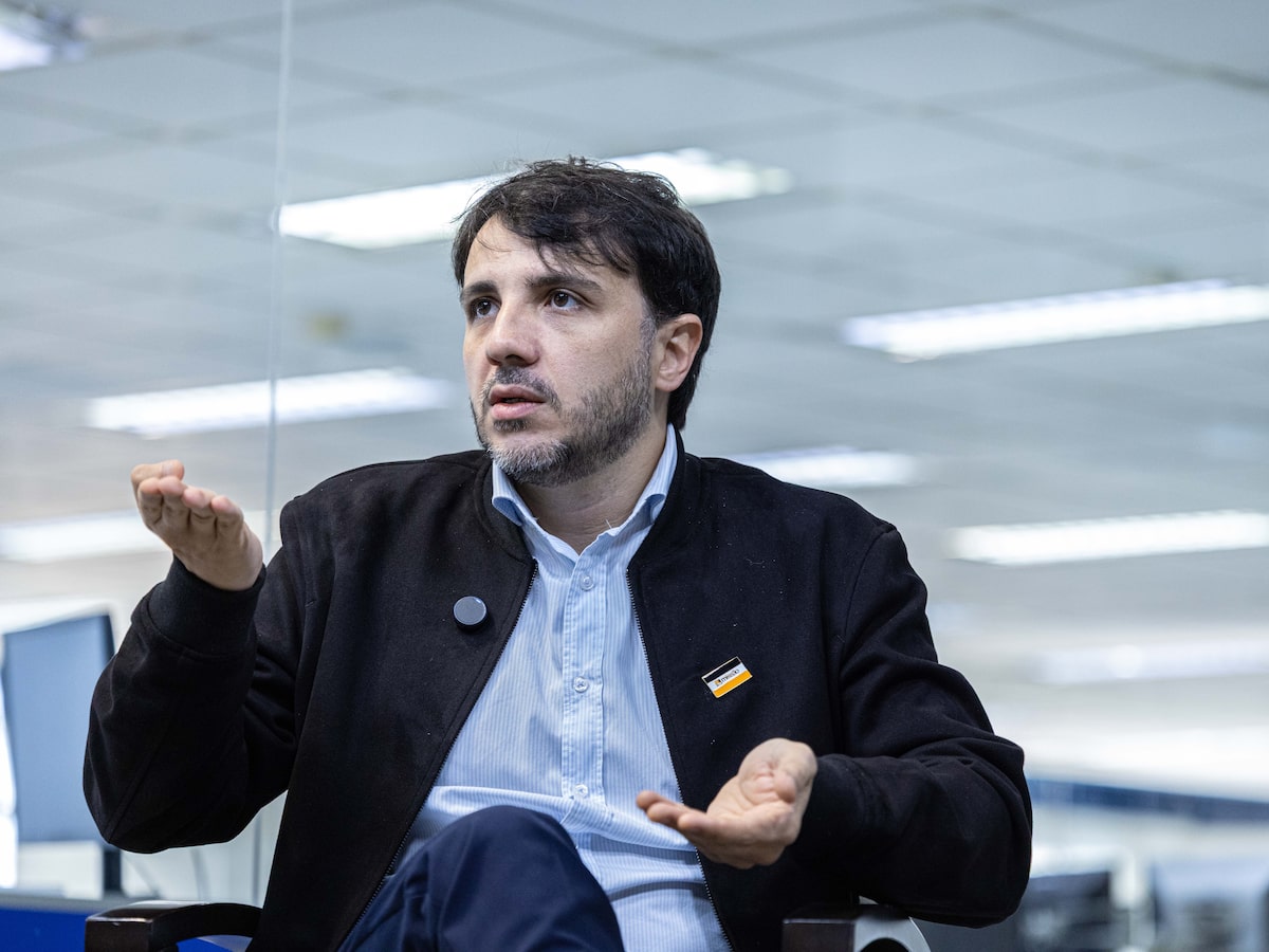 Renan Santos aciona TSE por interferência estrangeira nas eleições em favor de Flávio Bolsonaro