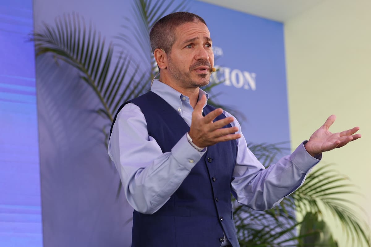 Pablo Ferrero, especialista em medicina do sono: "É preciso testar o colchão por vários minutos antes de comprá-lo e escolher um que mantenha a curvatura natural da coluna"
