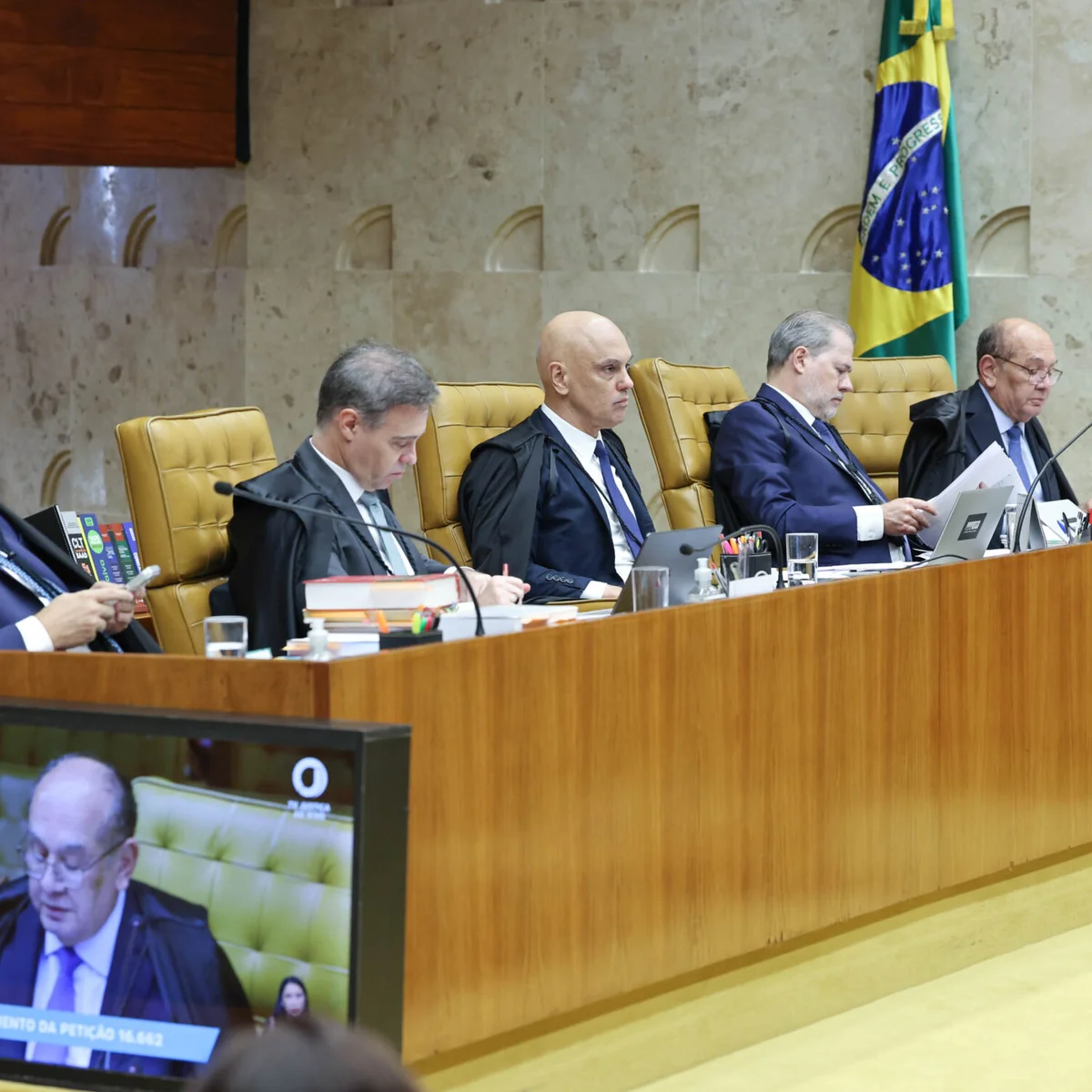 Crise no STF vira "ganha-ganha" para Flávio Bolsonaro, avaliam aliados