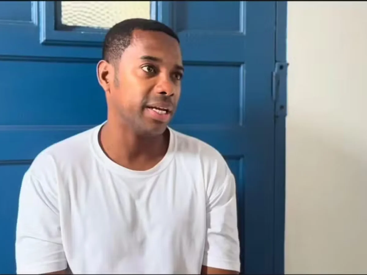 Justiça diminui pena de Robinho em 72 dias após trabalhos e estudos