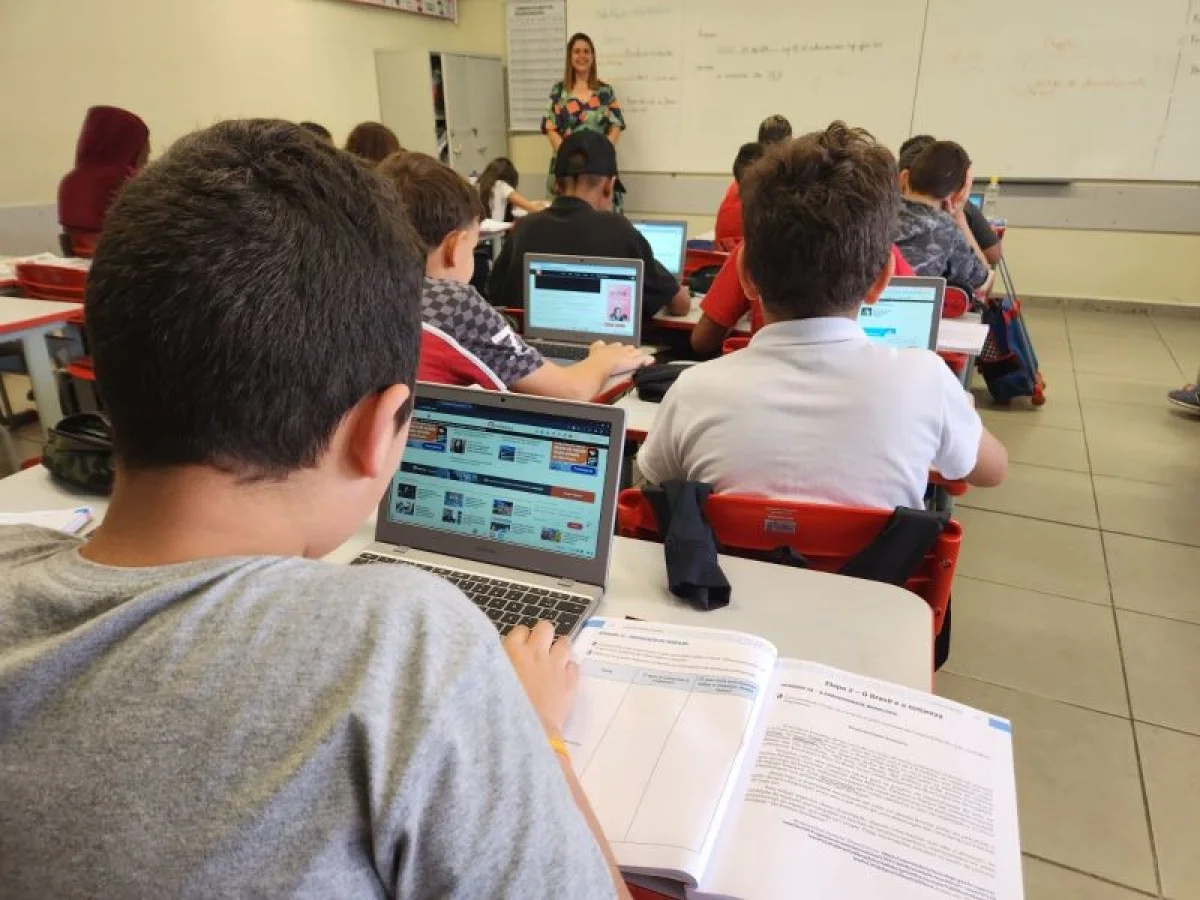 Imagem colorida mostra estudantes com computadores e plataformas digitais em sala de aula de escola estadual em São Paulo - Metrópoles