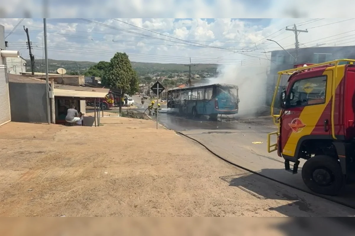 Ônibus pega fogo e chamas atingem comércio de município no Entorno do DF