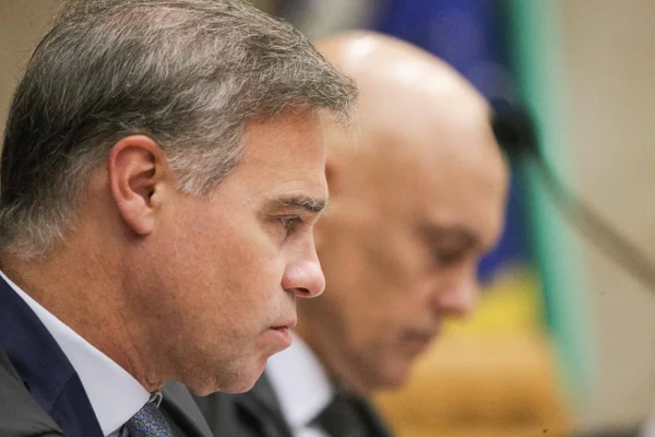 Bolsonaristas veem vantagem de Mendonça sobre Moraes em julgamento