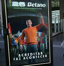 Propaganda de bet em uma rua. Foto: NELSON ALMEIDA / AFP via Getty Images / BBC News Brasil