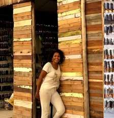 Uma mãe e sua filha recolheram lixo e, com ele, construíram uma casa de sete cômodos e cerca de 8.000 garrafas de vidro. Foto: Xataka