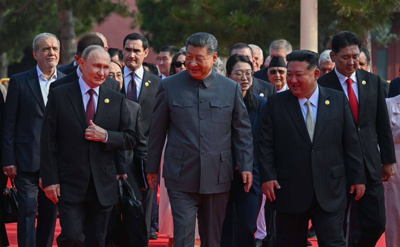 O presidente da China, Xi Jinping (C), o l&iacute;der da Coreia do Norte, Kim Jong Un (2&ordm; D) e o presidente da R&uacute;ssia, Vladimir Putin (2&ordm; E) chegam para uma recep&ccedil;&atilde;o no Grande Sal&atilde;o do Povo, ap&oacute;s um desfile militar que marca o 80&ordm; anivers&aacute;rio da vit&oacute;ria sobre o Jap&atilde;o e o fim da Segunda Guerra Mundial, em Pequim, em 3 de setembro de 2025.