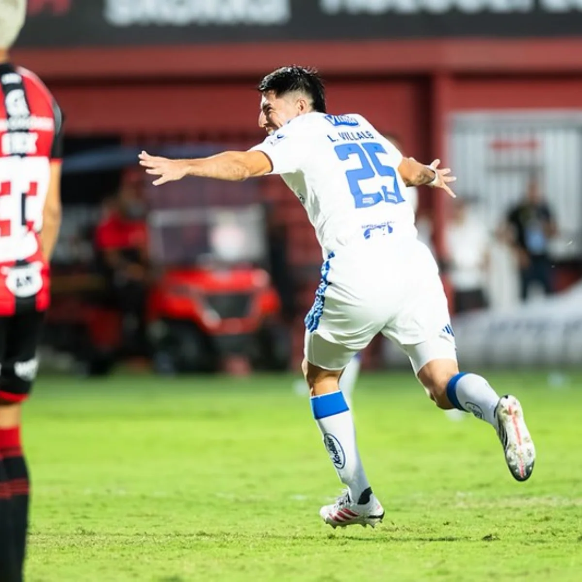 Cruzeiro vence o Vitória de virada e se aproxima do G-4 do Brasileirão