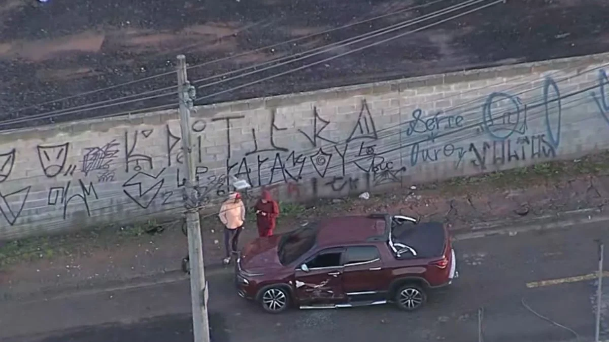 Acidente de trânsito com 3 veículos deixa 2 mortos em Taboão da Serra