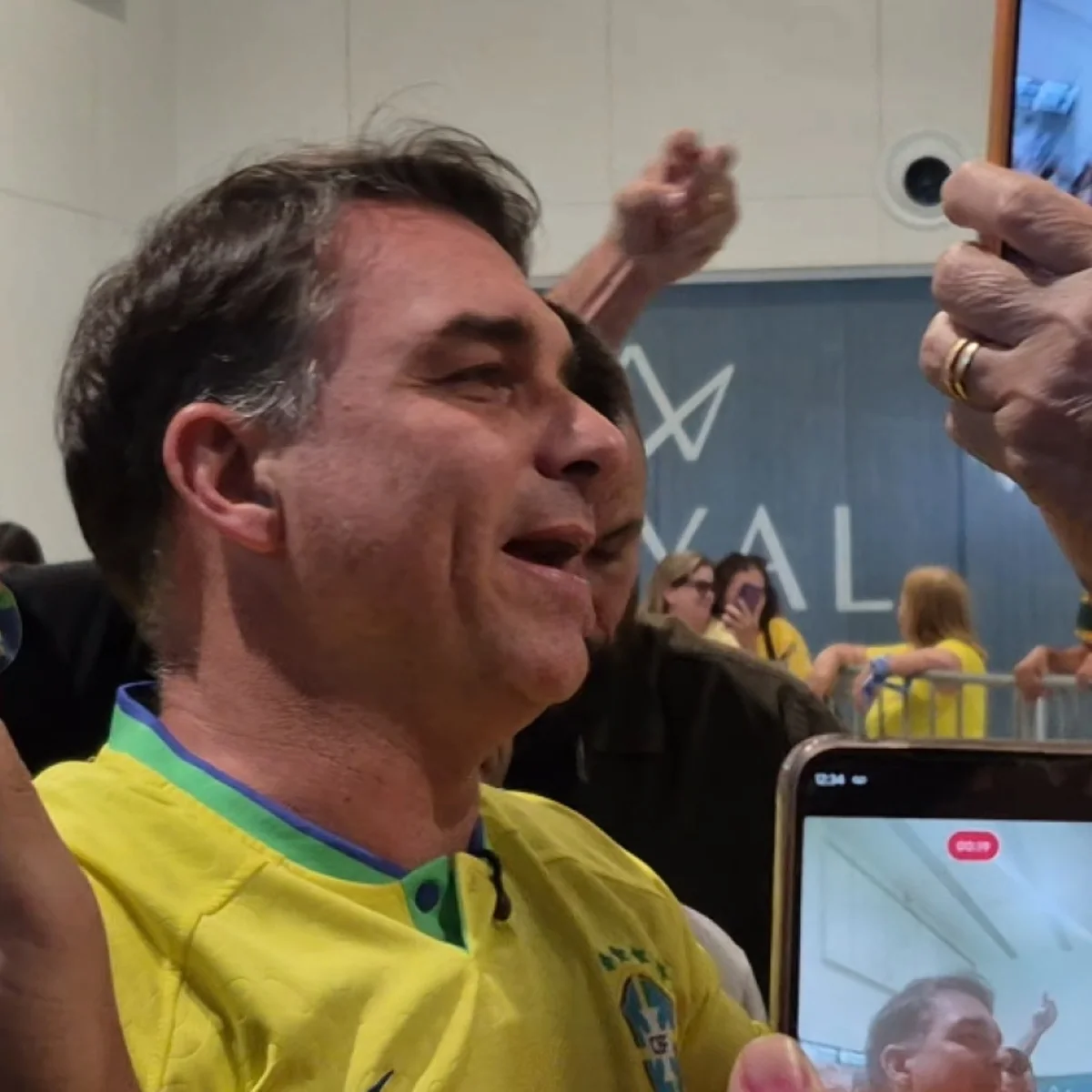 Mendonça manda derrubar posts sobre polêmica com Nossa Senhora e Flávio