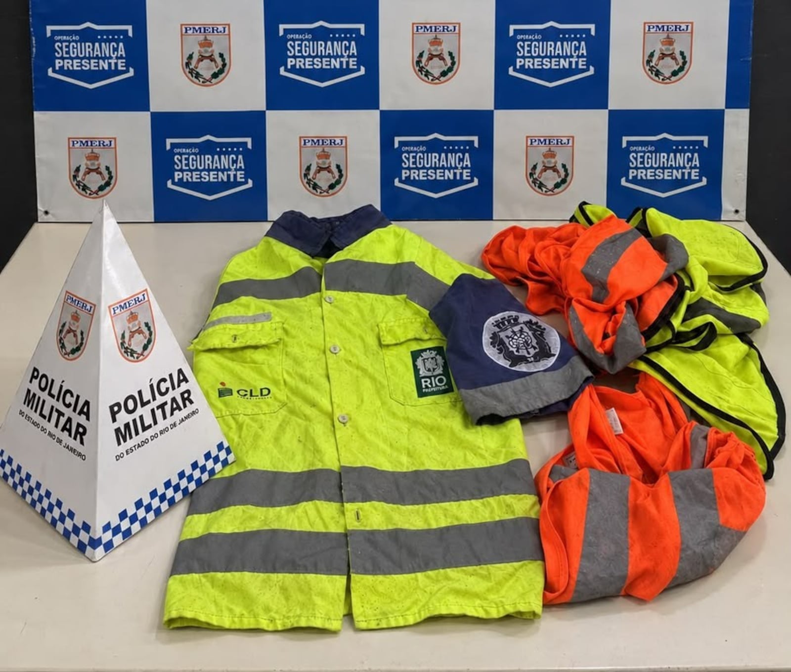Agentes do Segurança Presente apreenderam coletes refletivos usados pelos suspeitos Reprodução/Segurança Presente