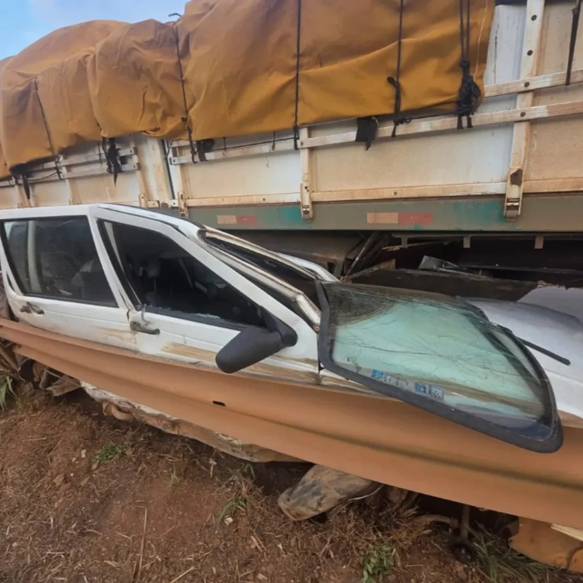 Imagens chocantes: Fiat Uno é "esmagado" por caminhão na BR-060, em Goiás