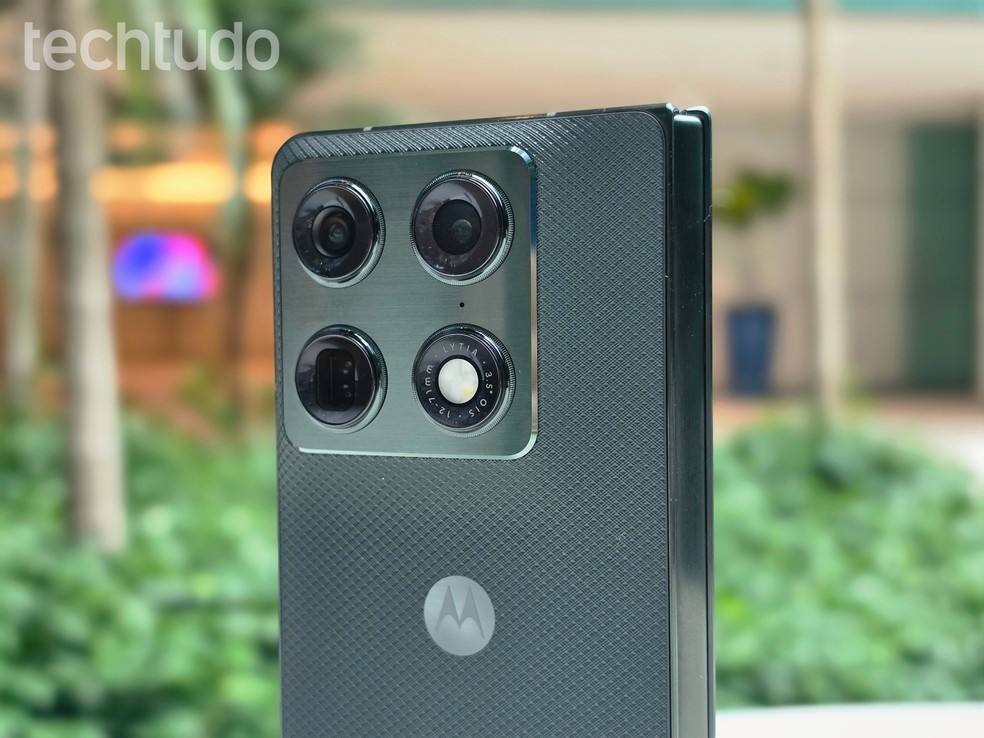 Celular Motorola com 3 câmeras: veja 4 opções com conjuntos versáteis
