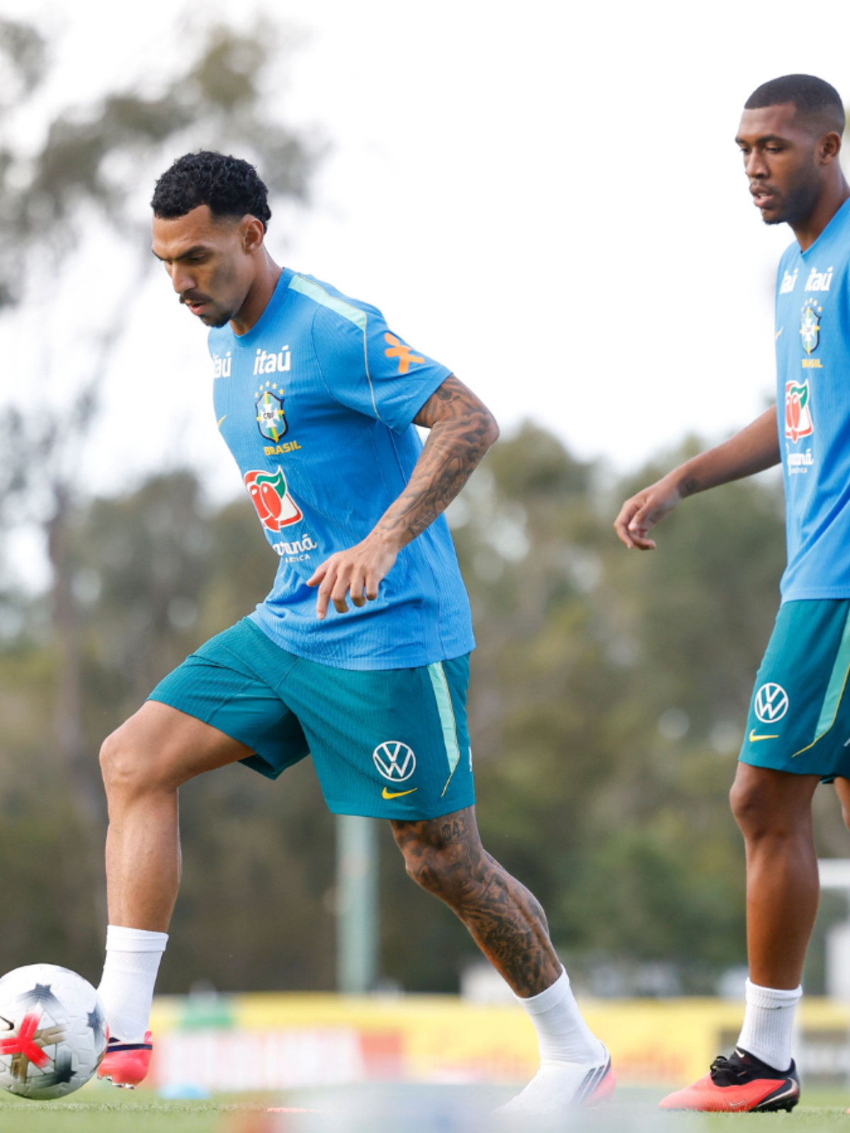Matheuzinho sobre trabalhar com Carlo Ancelotti na Seleção Brasileira: "Loucura"