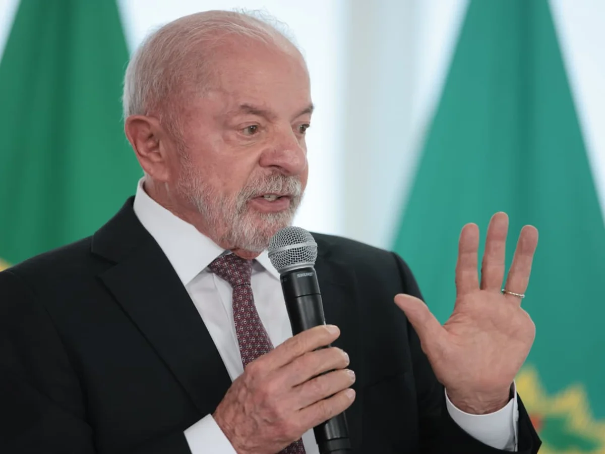 A 17 dias do 1º turno das eleições, Lula anuncia reajuste no Bolsa Família