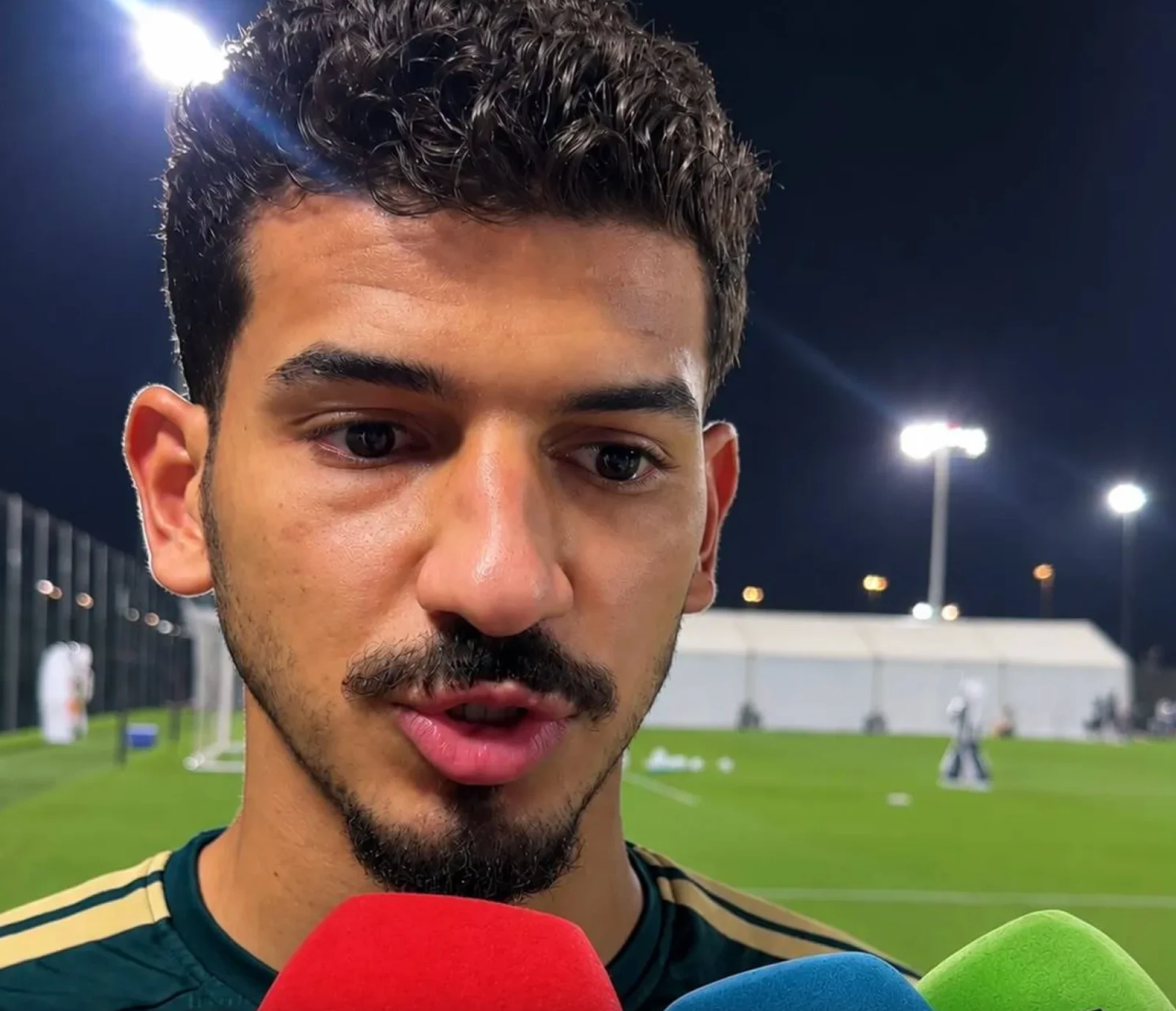 O portador da bandeira saudita Khalifah Al-Omairi mira na medalha dos Jogos Asiáticos no caminho para Los Angeles