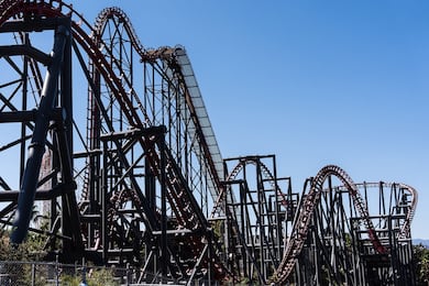 Six Flags vai fechar montanha-russa mundialmente famosa após investigação da CNN revelar anos de lesões e mortes