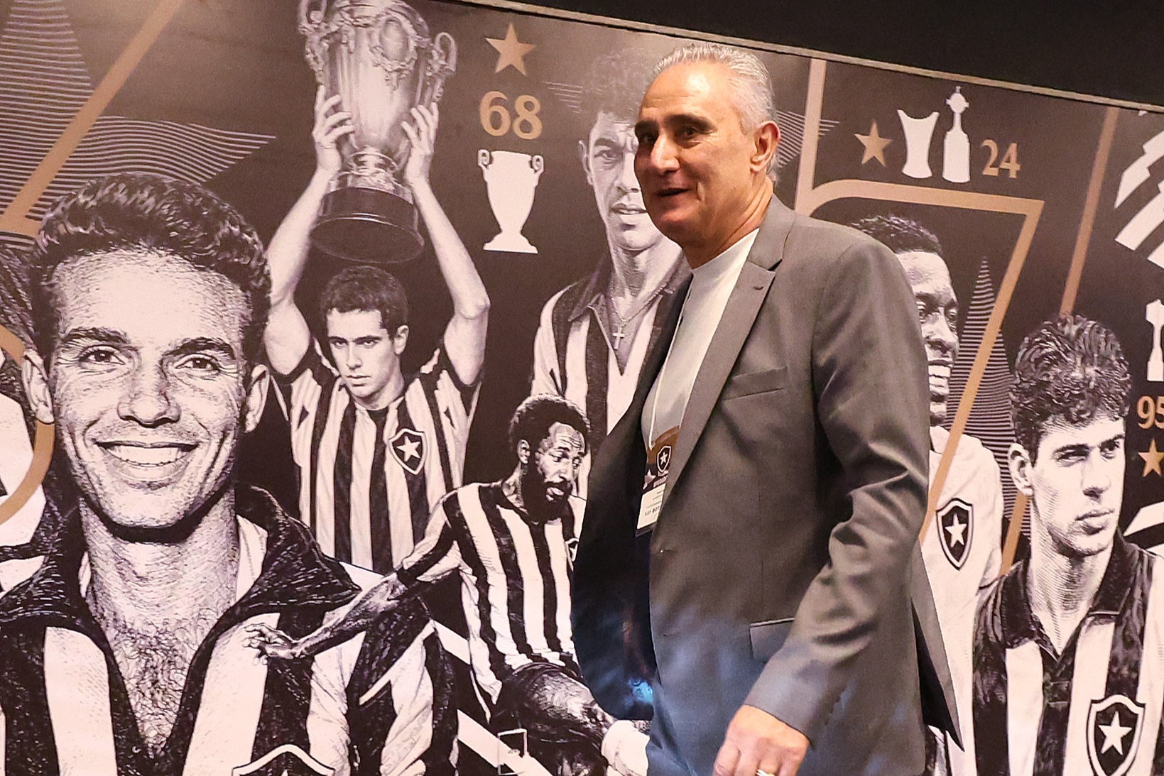 Bastidores: Tite se empolga e evita holofote em primeiro contato com elenco do Botafogo